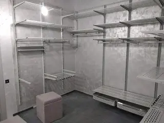 Гардеробная в сером цвете